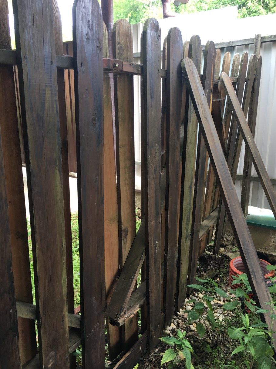 Деревянный забор для дачи на металлических Столбах