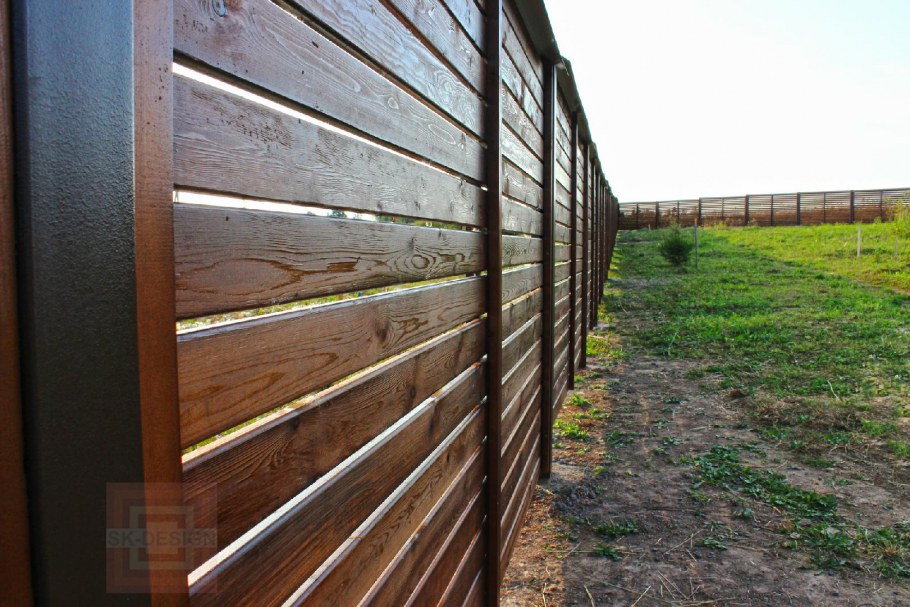 Деревянный забор на металлическом каркасе