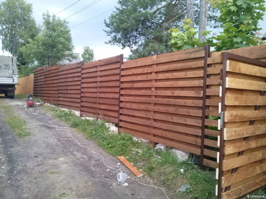 Забор из досок горизонтальный