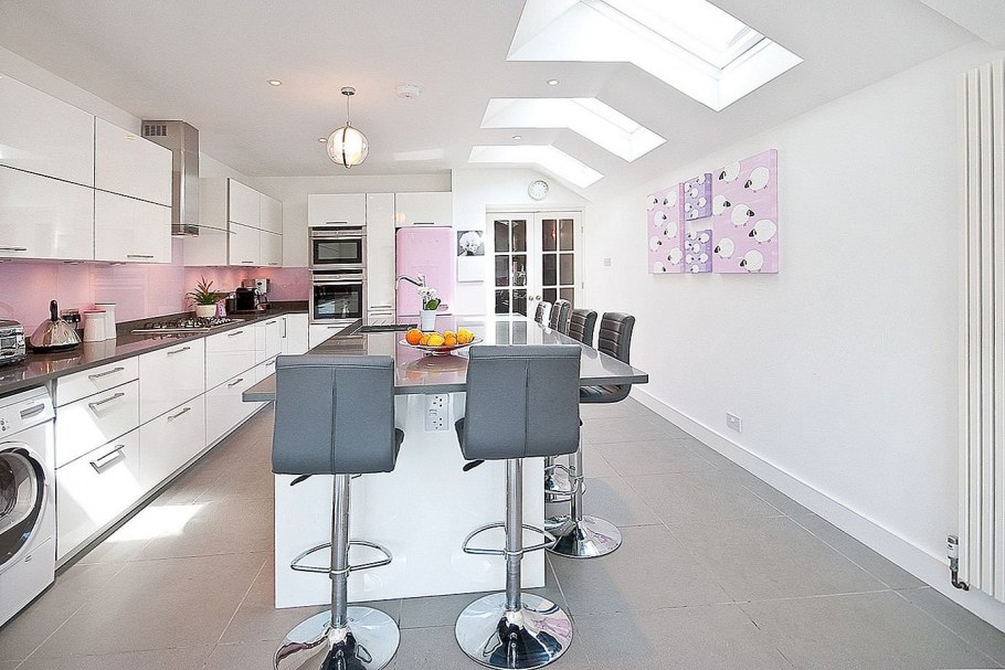 Современная гостиная в пастельных тонах