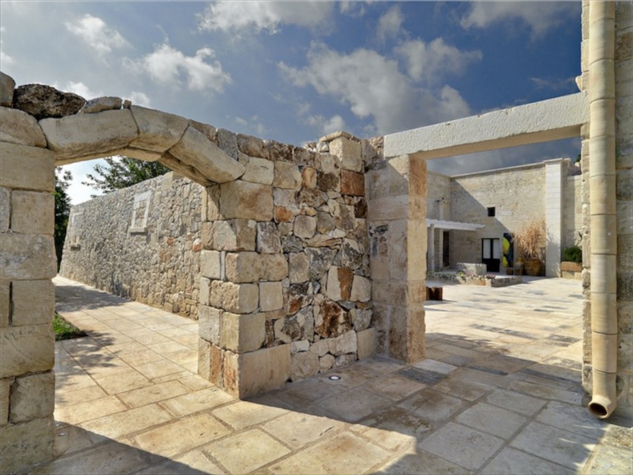 Каменные плиты крепости в Италии