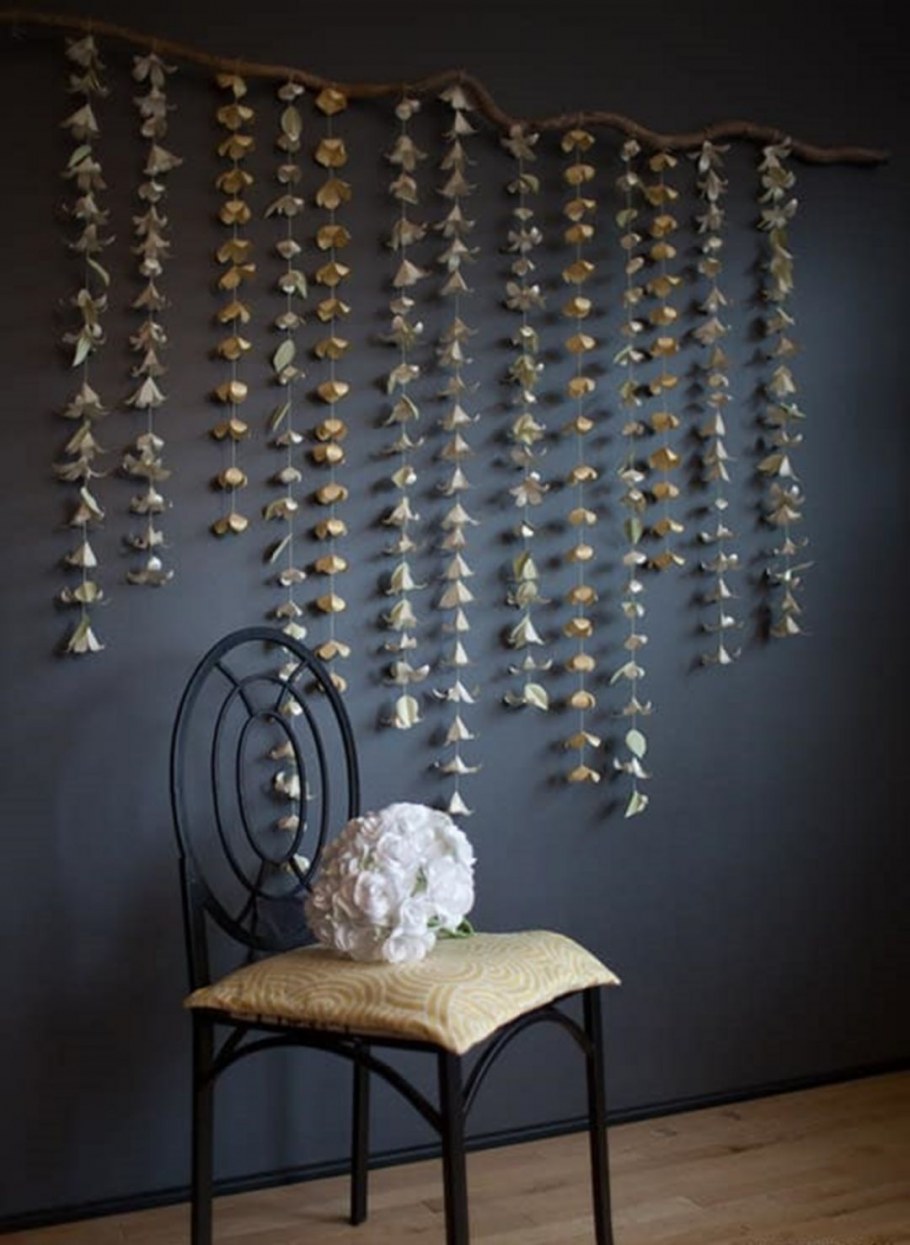 Бусы на стене