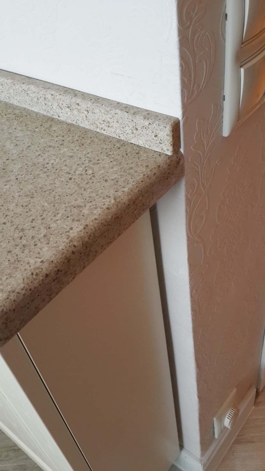 Стык столешницы и плитки