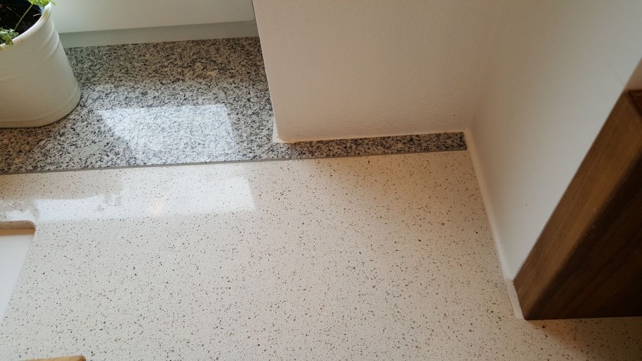 Стык двух столешниц и бортик