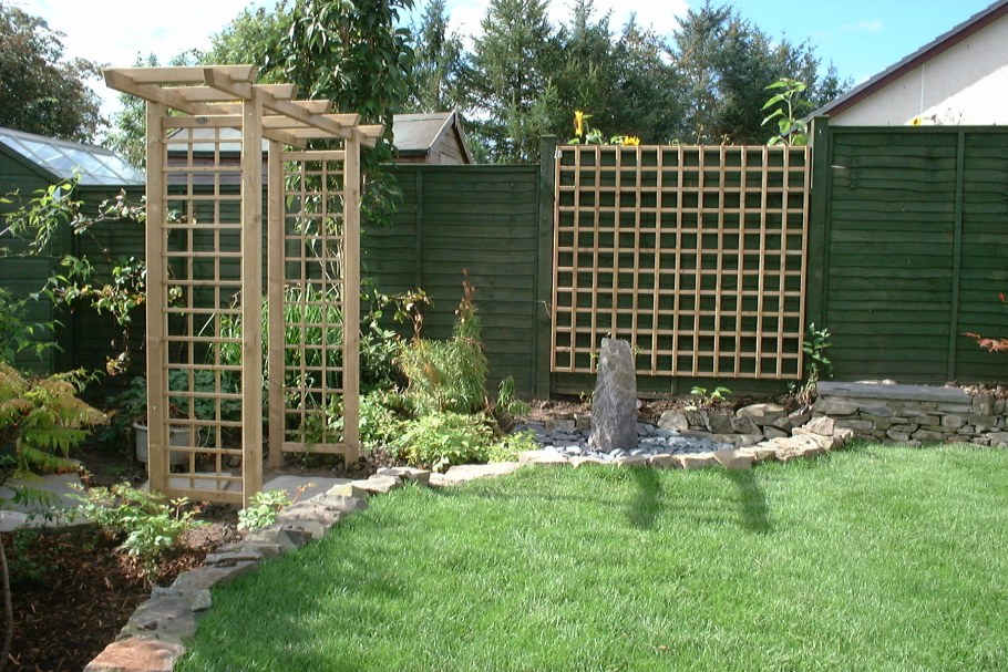 Сарай возле забора