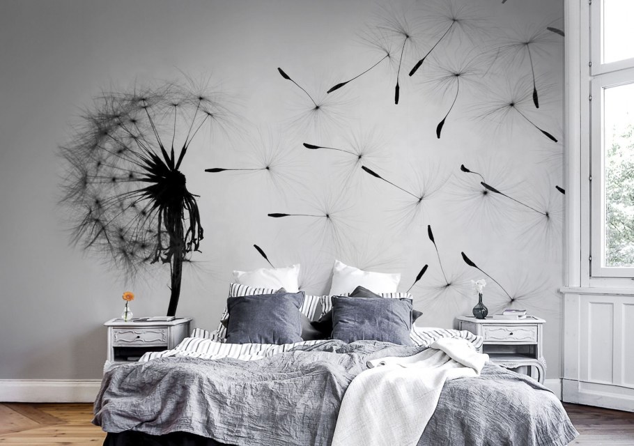 Спальня с одуванчиком на стене