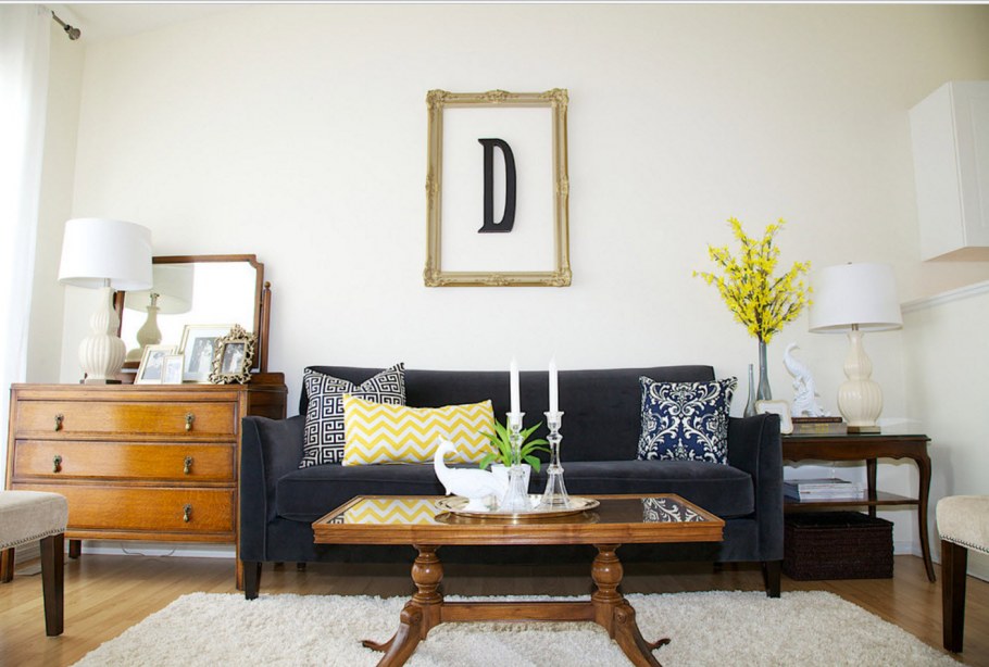 Комод с диваном в интерьере