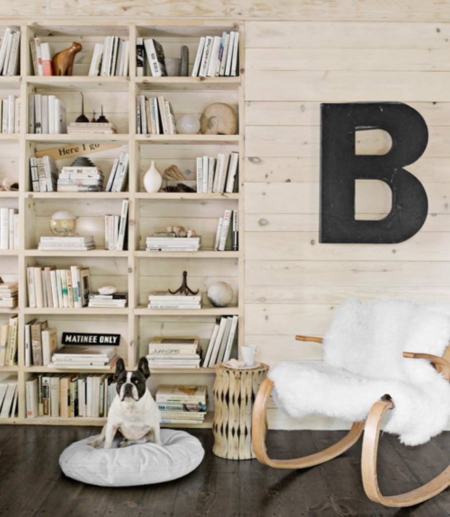 Декор стеллажа в скандинавском стиле