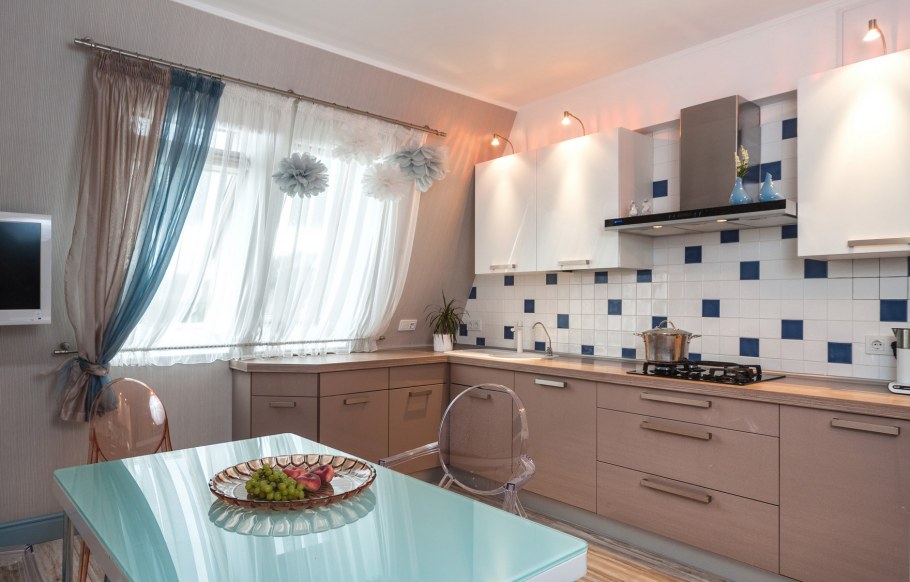 Черно бежевая кухня