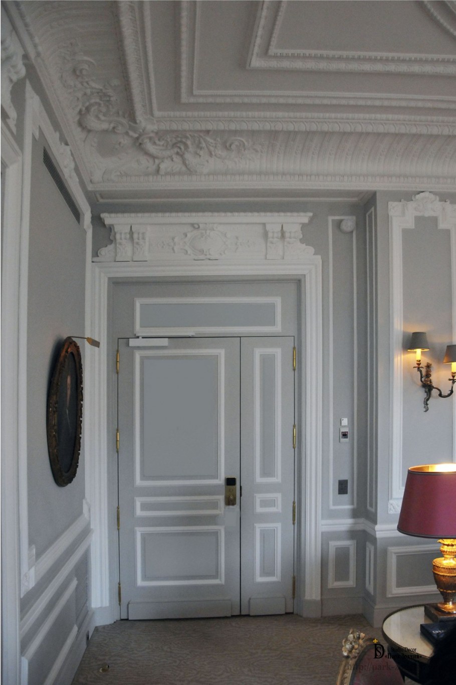 Двери декорированные лепниной