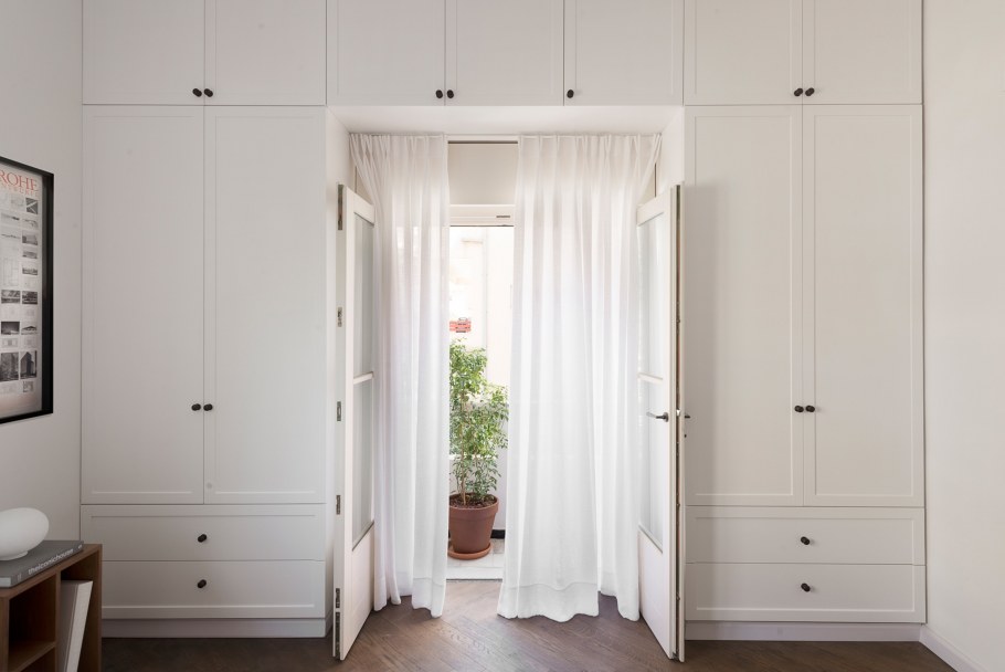 Двери в коридоре