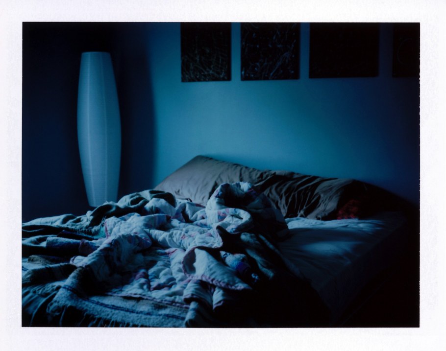 Кровать в темноте