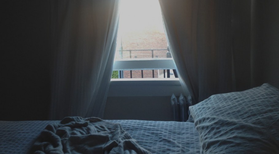 Кровать около окна ночью