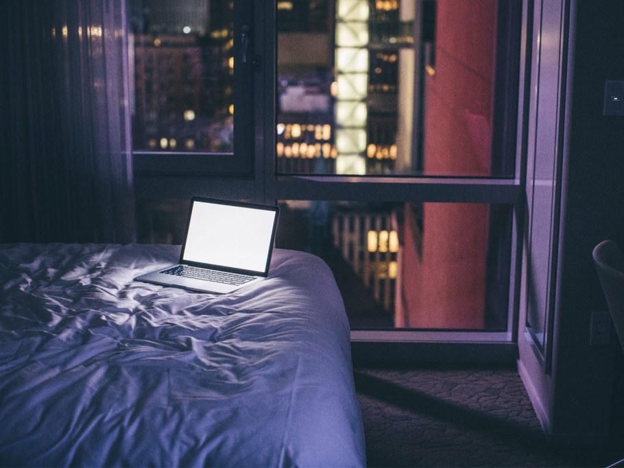 Кровать с ноутбуком ночью