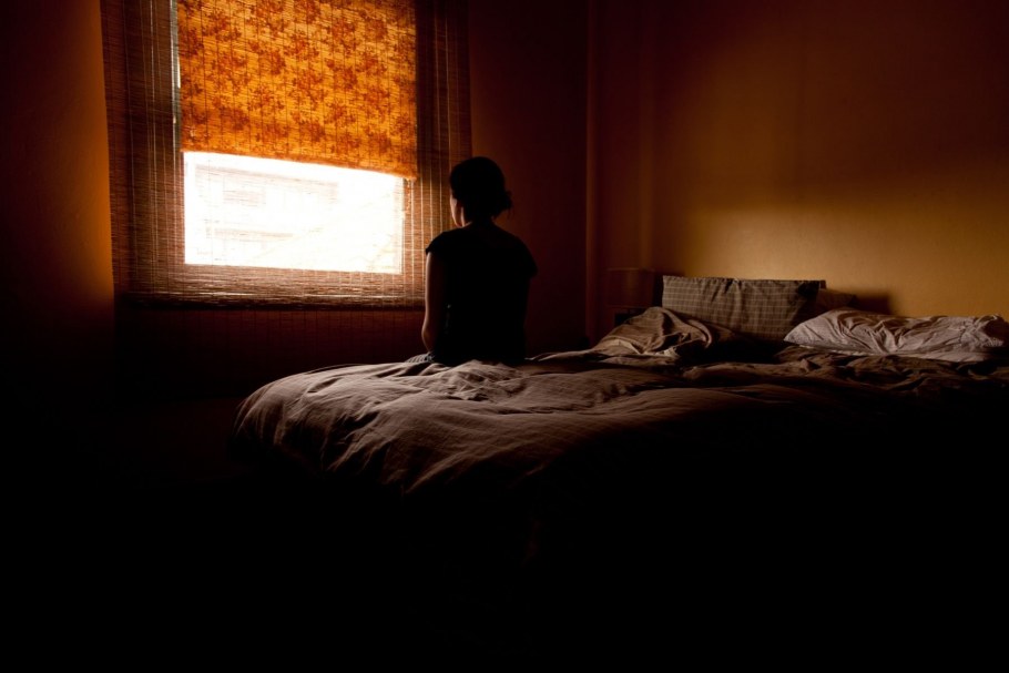 Кровать в тёмной комноте