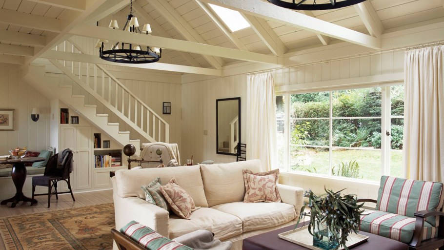 Уютная гостиная в загородном доме