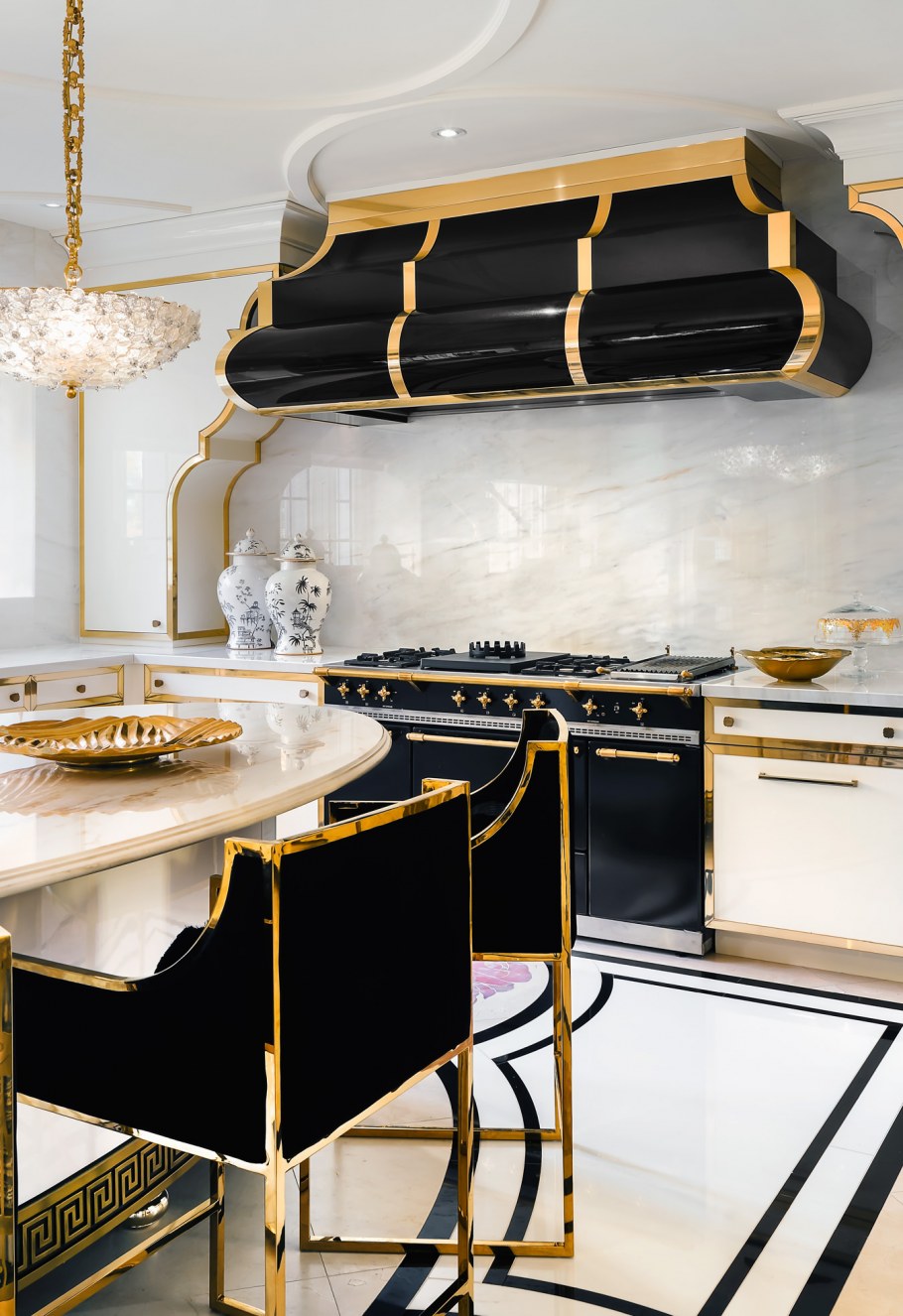 Кухня черная с золотом