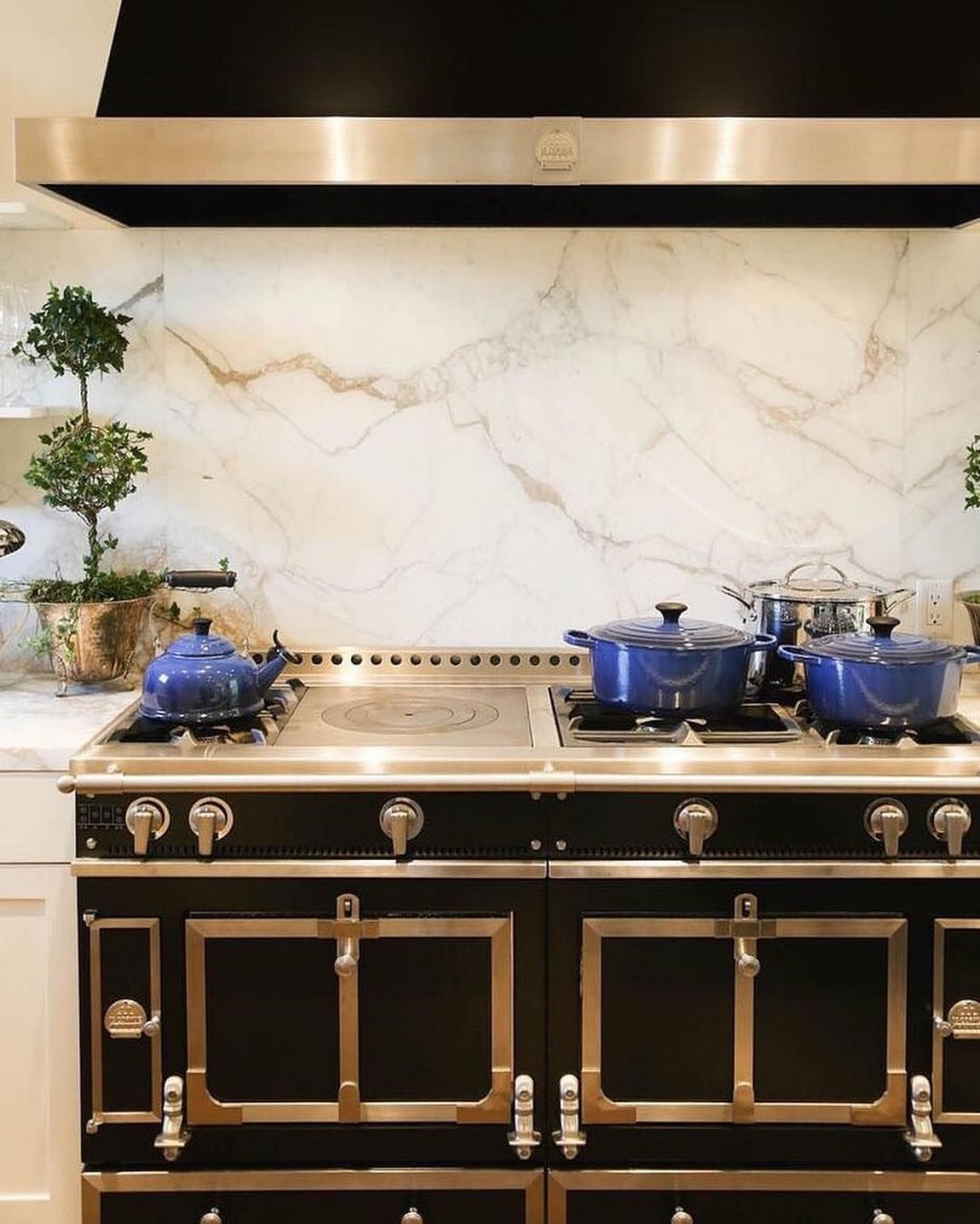 Темная кухня в интерьере