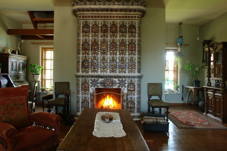 Печь-камин с изразцами в гостиной в русском стиле