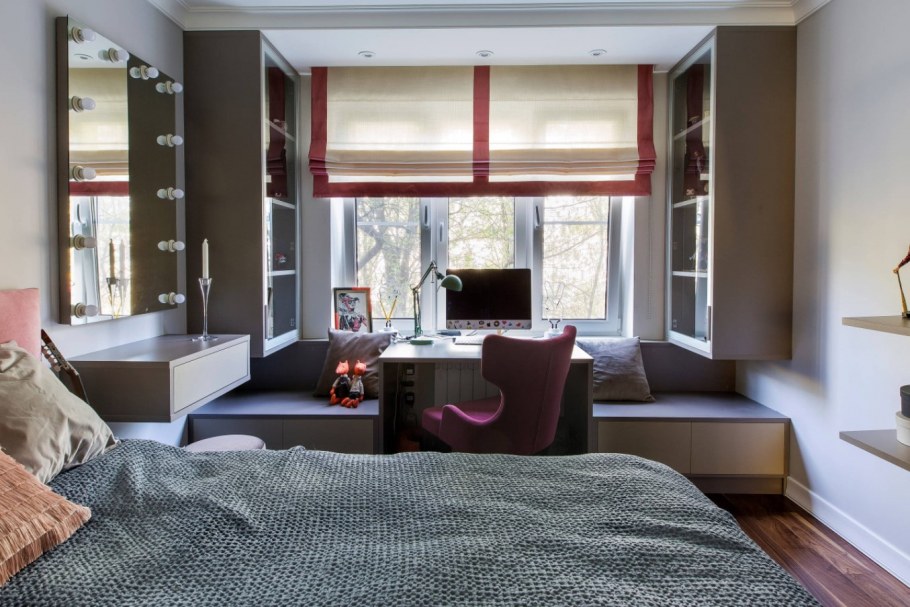 Кровать вдоль окна