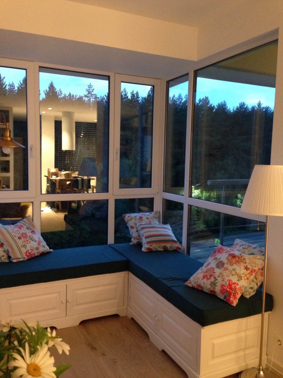 Диванчик на подоконнике