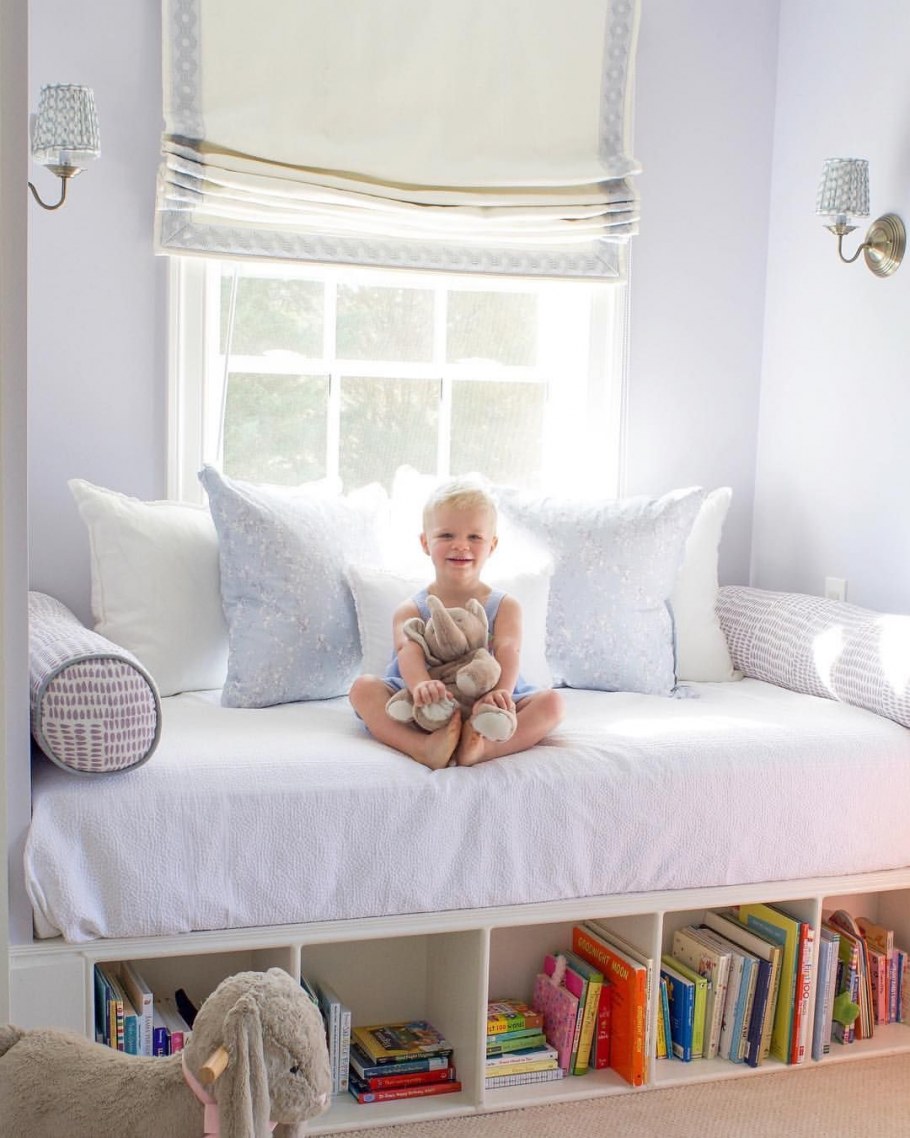 Детская кровать у окна