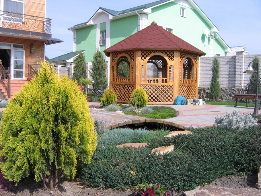 Озеленение территории у беседки