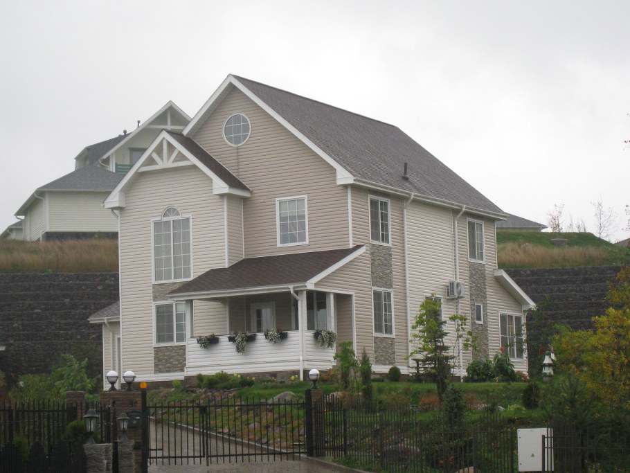 Бежевый дом с белыми окнами