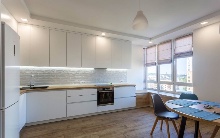 Кухня молочного цвета