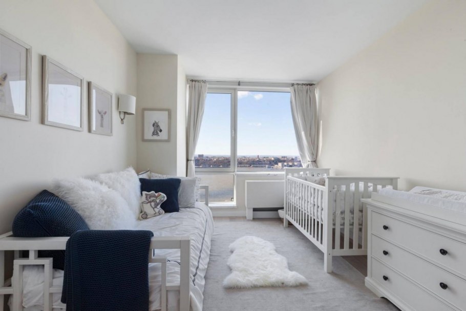 Спальня с детской кроваткой