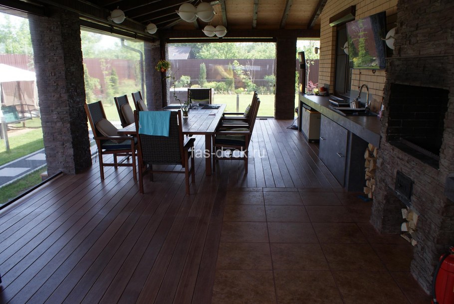 Остекленная терраса к дому с зоной барбекю