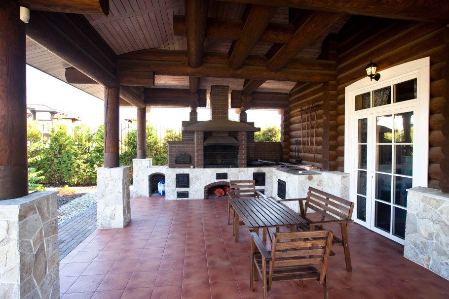 Веранда с барбекю и мангалом пристроенная к дому