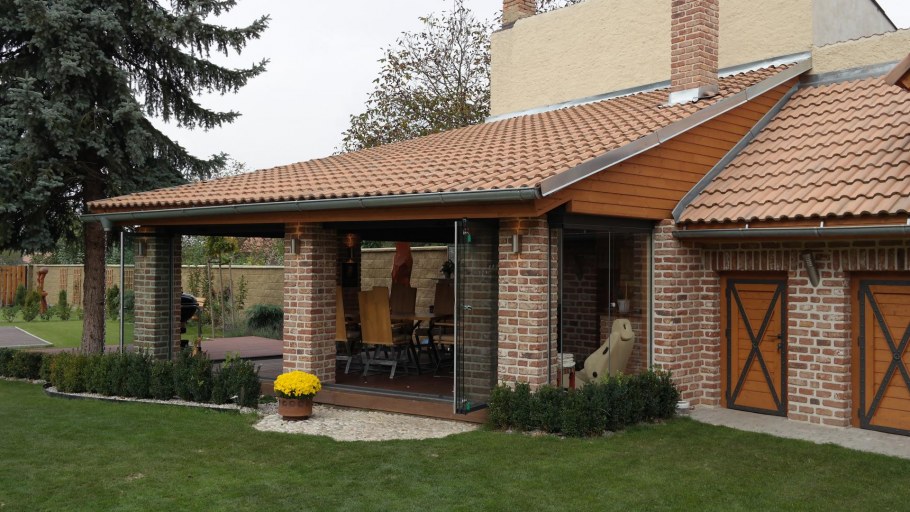 Терраса с барбекю пристроенная к дому