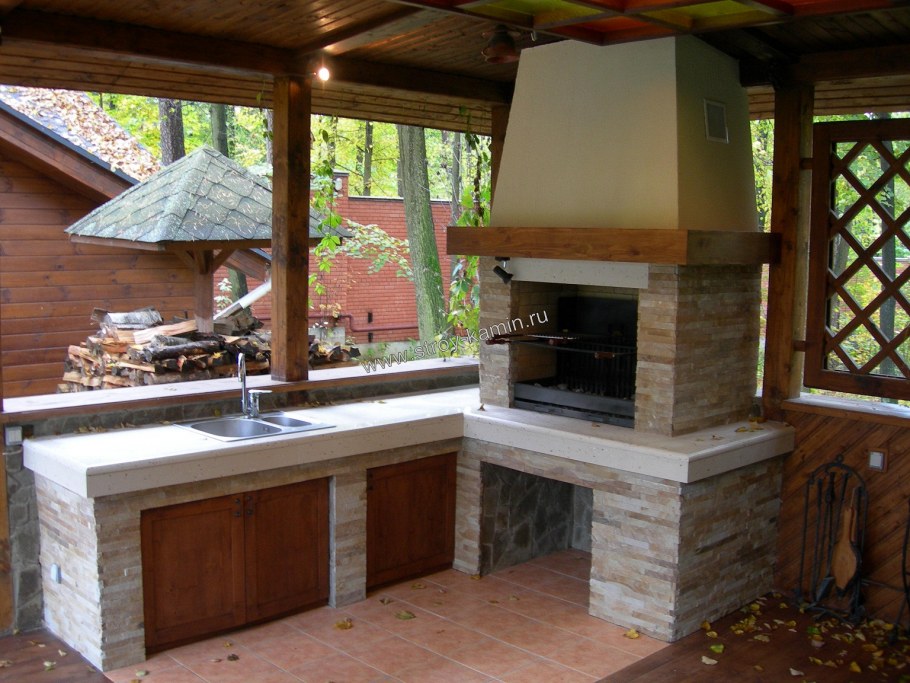 Барбекю на веранде пристроенной к дому