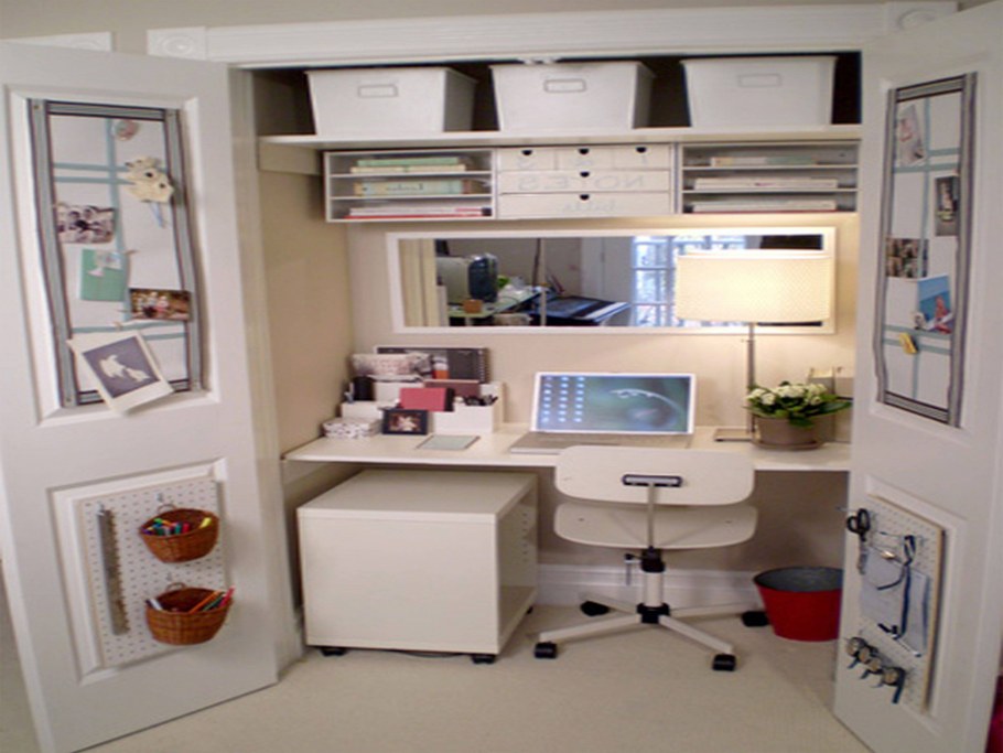 Компьютерный стол и рабочее место для рукоделия