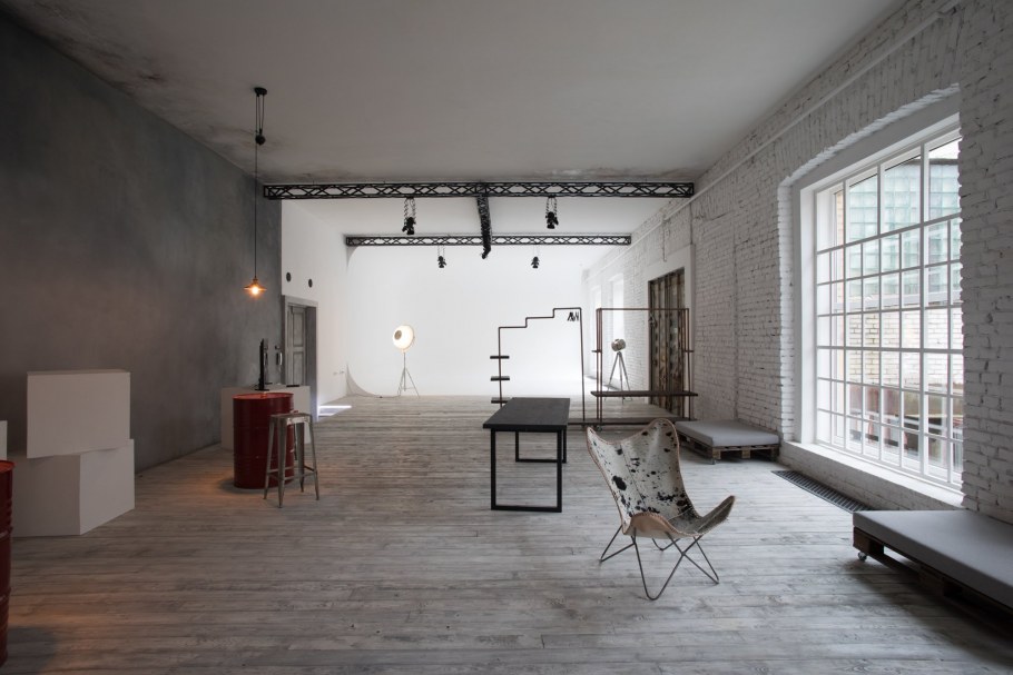 Освещение в гостиной лофт