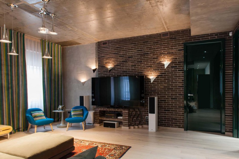 Маленькая гостиная с камином лофт