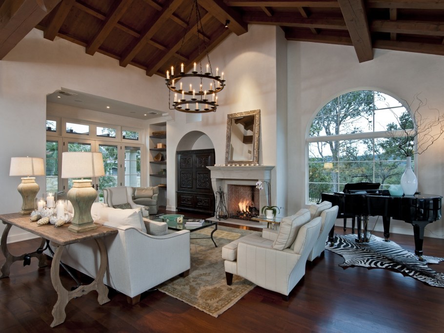 Красивая гостиная с камином