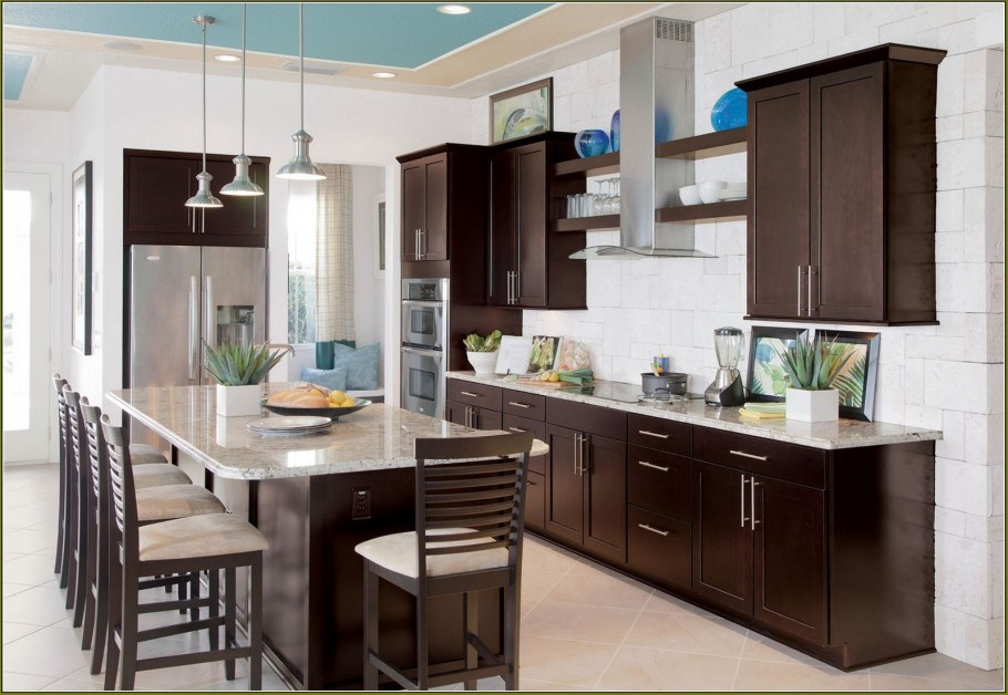 Коричневые кухни