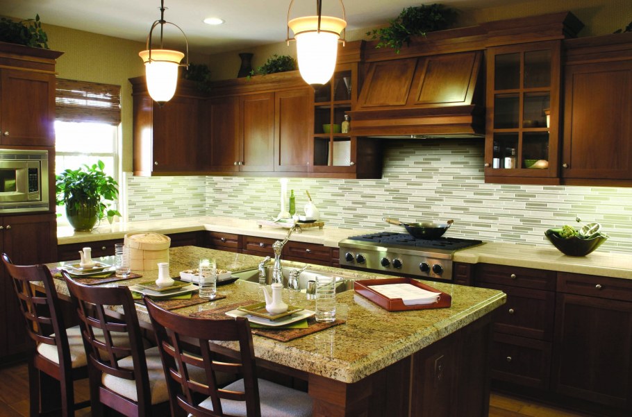 Интерьер кухни с коричневым гарнитуром