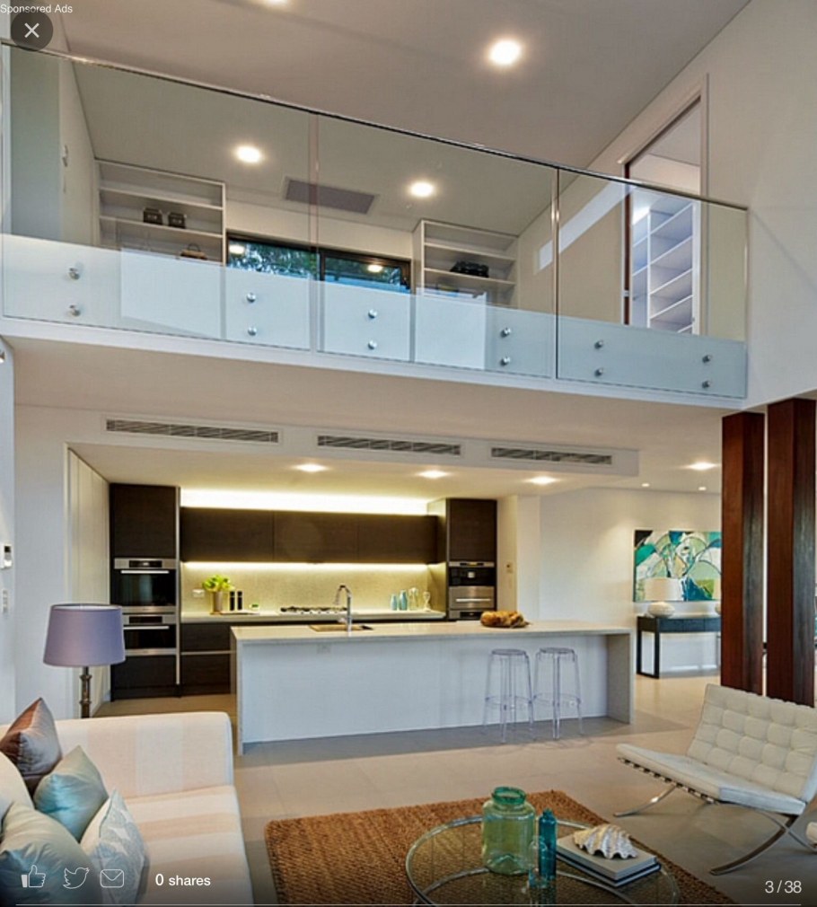 Гостиная с деревянной лестницей