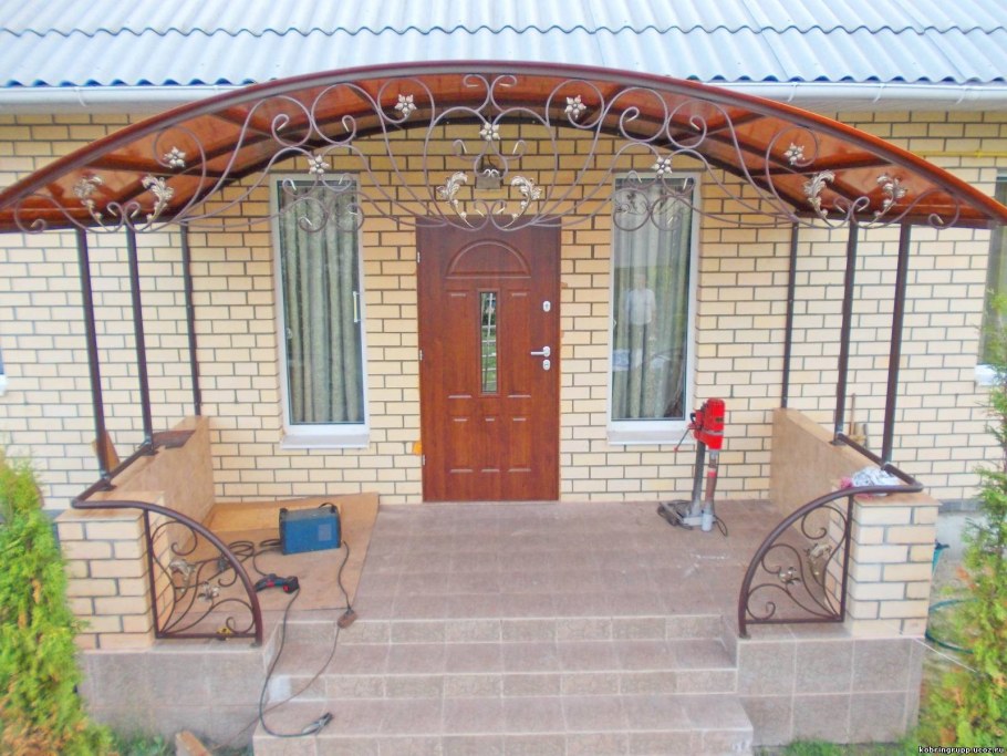 Крыльцо для частного дома с навесом