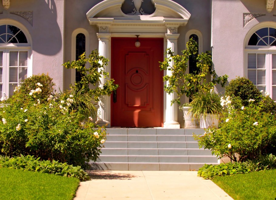 Фасад с высоким крыльцом