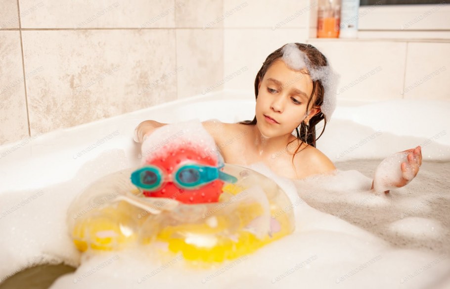 Девочка моется в ванной