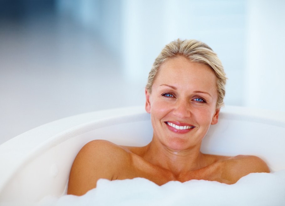 Пожилая женщина в ванной