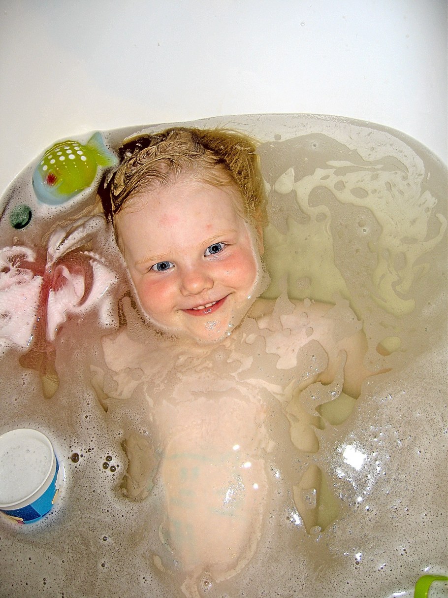 Купается в ванной