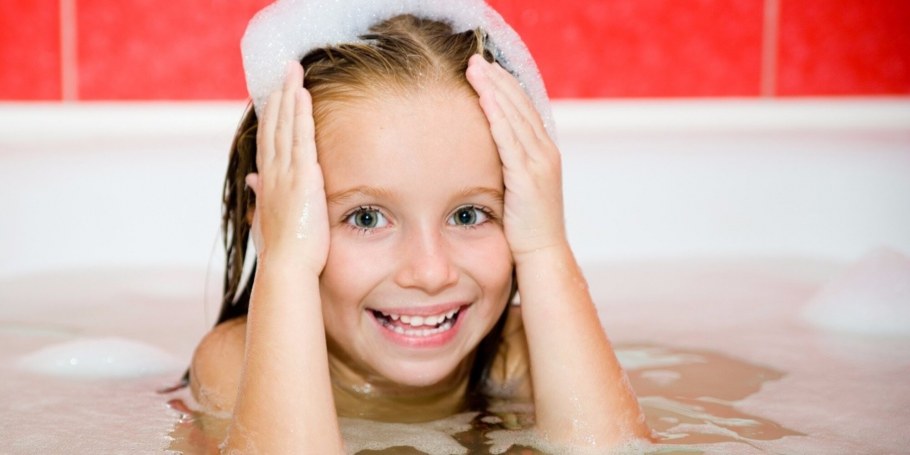 Девочка купается в ванной