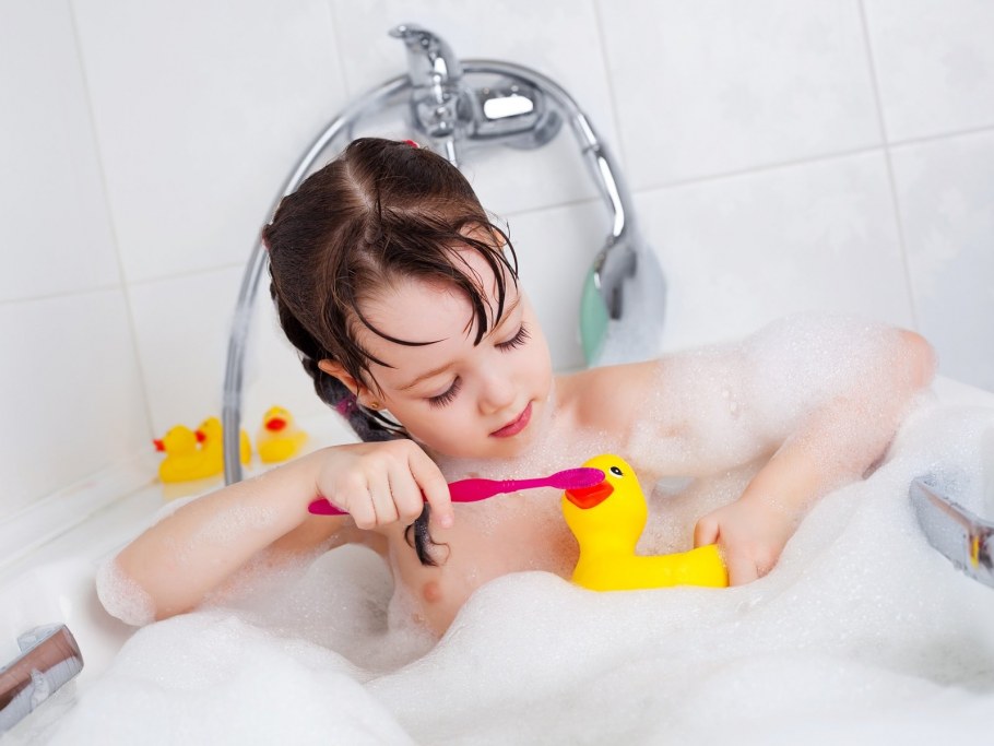 Дошкольник девочки в ванной