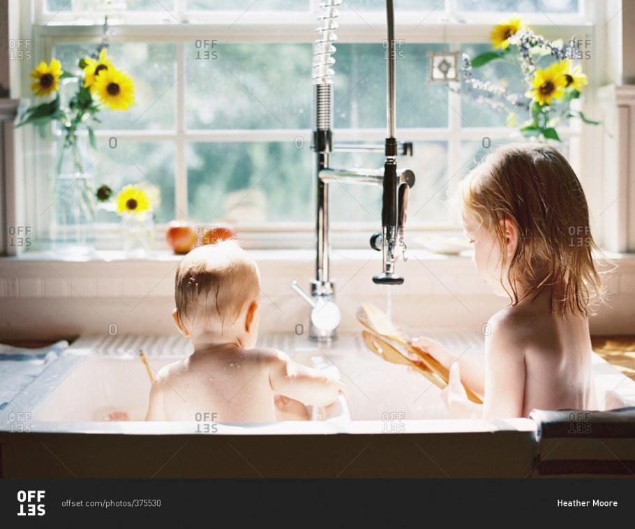 Детки в ванной