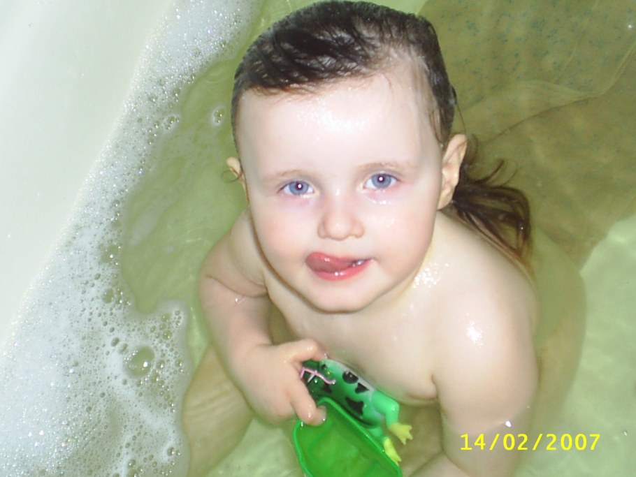 Купается в ванной